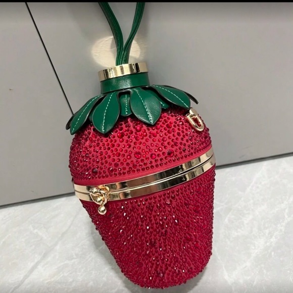 🆕 Rhinestone Studded Strawberry Shaped Handbag - Picture 7 of 10